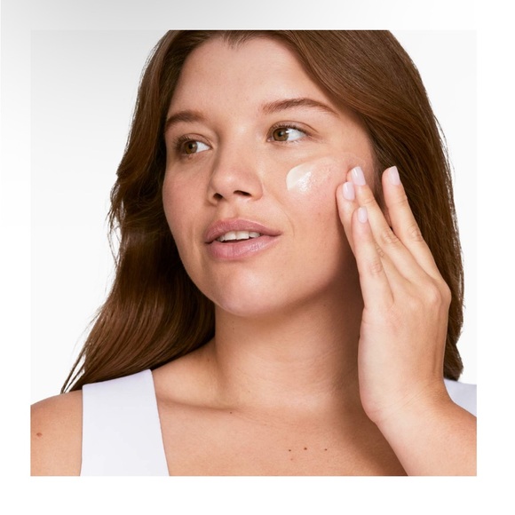 Limited Edition Clinique Dramatically Different Moisturizing Lotion - Picture 4 of 7